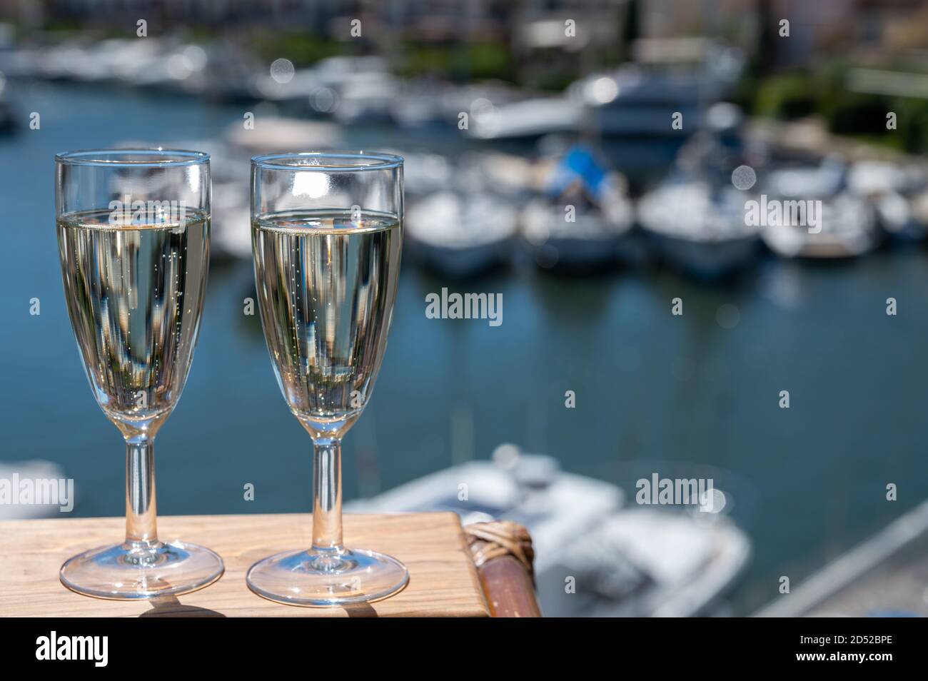 Versando Vino Spumante All Aperto Immagini E Fotos Stock Alamy