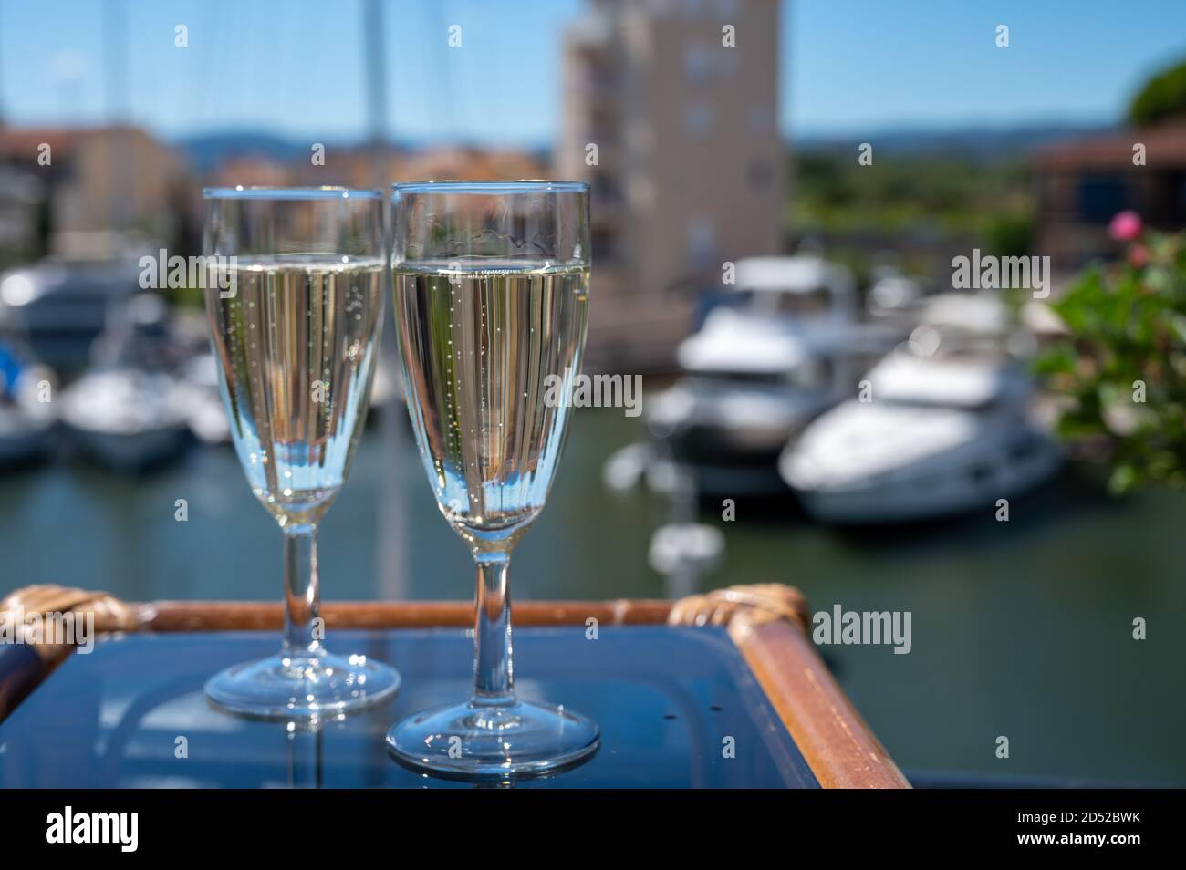 Versando Vino Spumante All Aperto Immagini E Fotos Stock Alamy