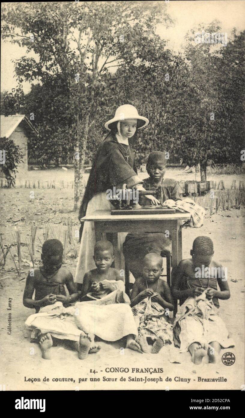 Französisch Kongo, Lecon de couture, Missionarin, Kinder lernen Nähen | utilizzo in tutto il mondo Foto Stock