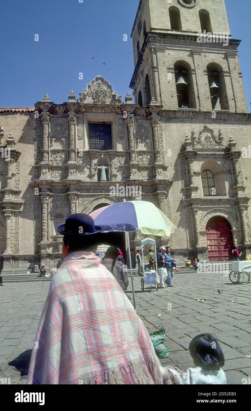 La Basilica di San Francisco, nella città di la Paz, Bolivia, è una chiesa cattolica sotto la difesa di San Francesco d'Assisi. È un punto focale del centro città, di fronte alla piazza che porta il suo nome, Plaza San Francisco. Fu costruita tra il 1743 e il 1790 nel cosiddetto stile barocco andino. La sua torre è stata aggiunta costruita nel tardo 19 ° secolo. Foto Stock