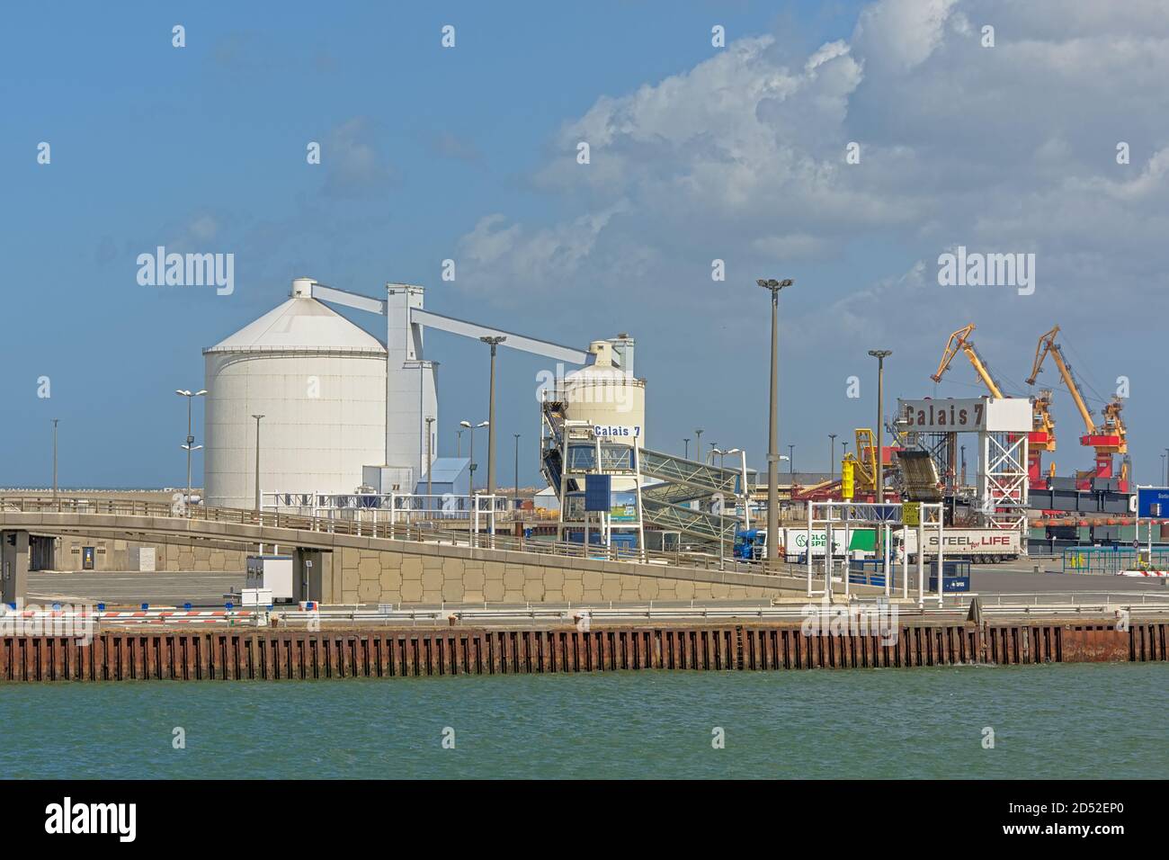 Quay lungo un molo con`s silo e gru nel porto di Calais, Francia, Francia Foto Stock