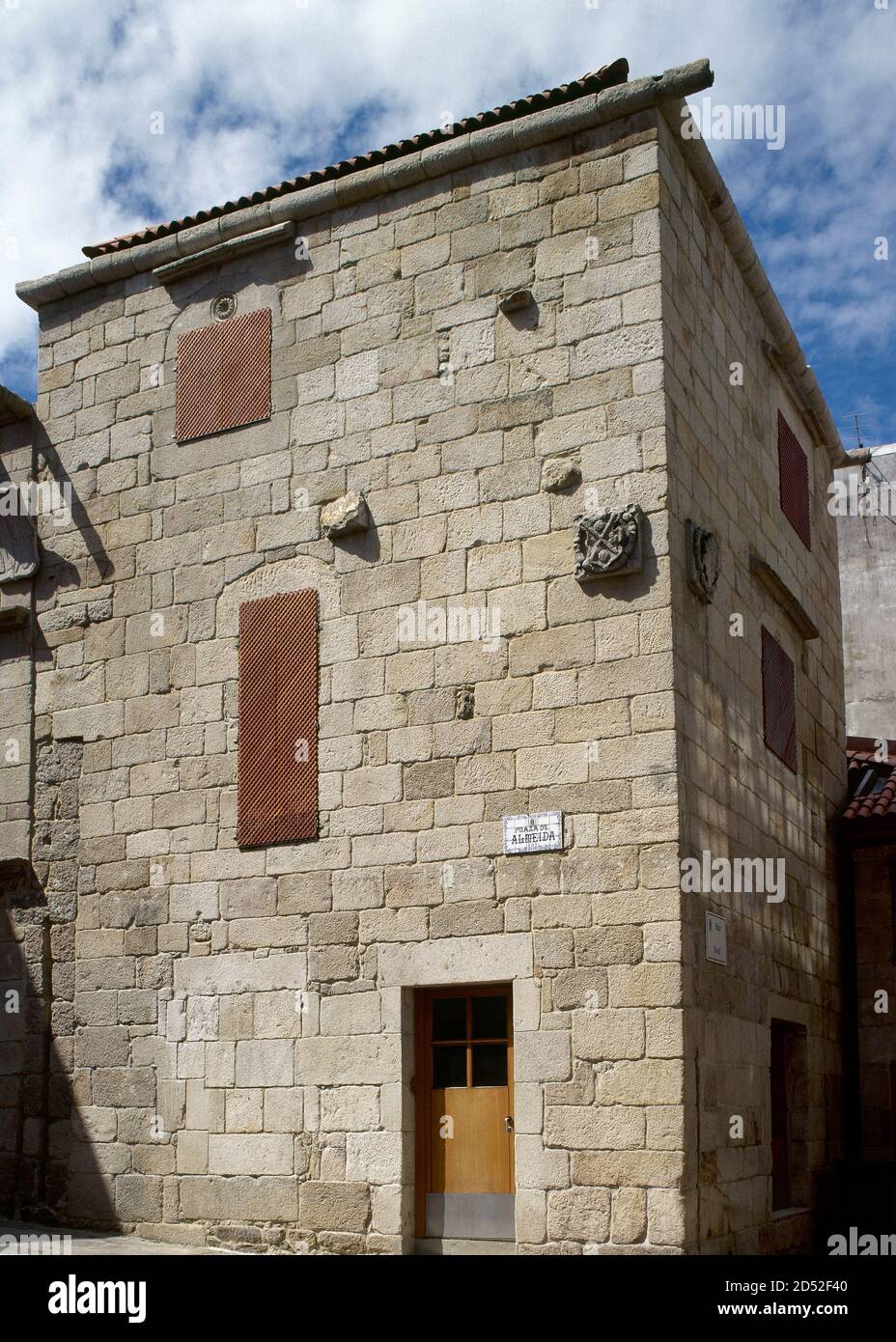 Spagna, Galizia, provincia di Pontevedra, Vigo. Casa de Arines o CETA. Casa signorile risalente al 15 ° secolo. Stile tardo gotico. Situato in Plaza Almeida, è l'edificio più antico della città vecchia. Foto Stock