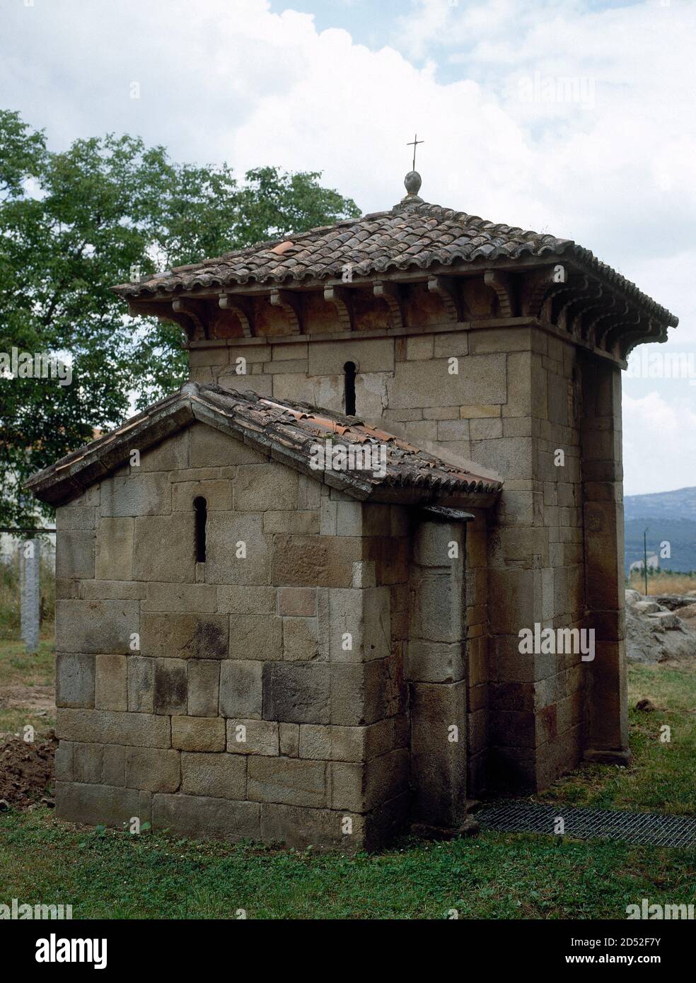 Spagna, Galizia, provincia di Ourense, Celanova. Cappella di San Miguel de  Celanova. Fondata da Froila e costruita nel 940, nei giardini del monastero  di Celanova (Monastero di San Salvador). Architettura mozarabica. Si