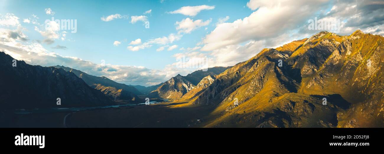 Foto panoramica del bellissimo paesaggio montano autunnale al tramonto, vista aerea Foto Stock