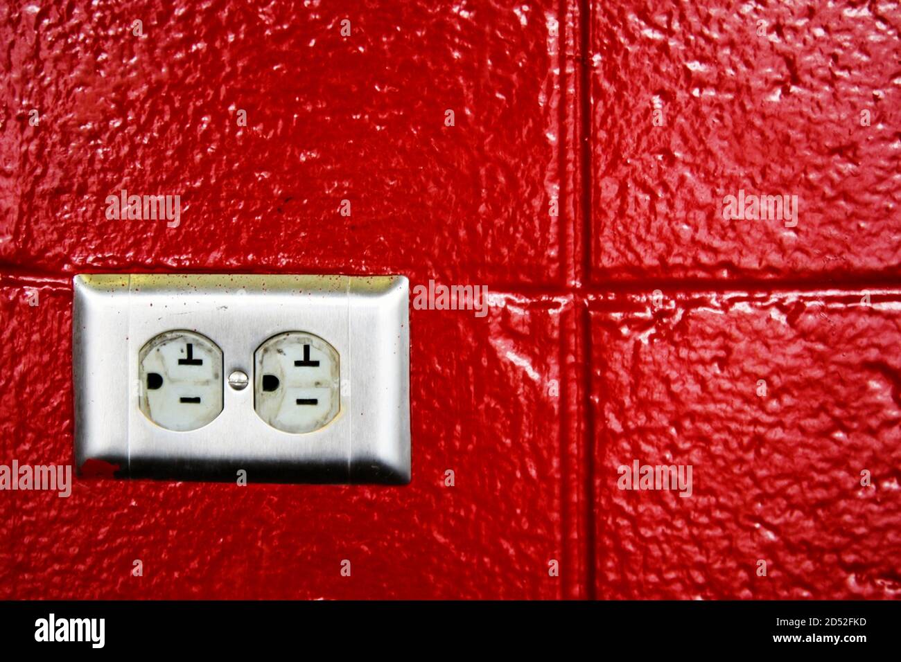 Vernice rossa lucida intorno a un portalampada Foto Stock