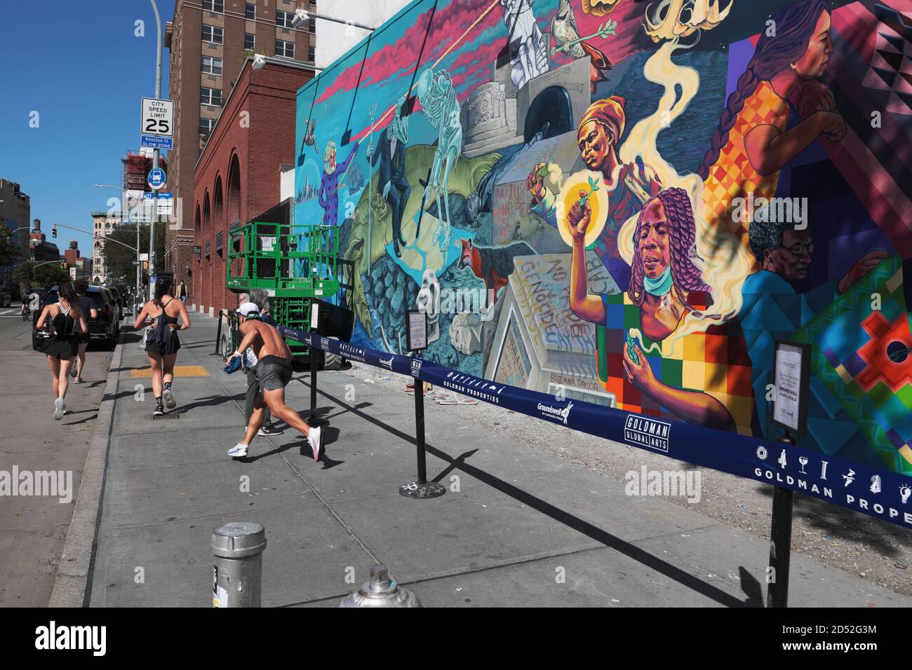 Murale di artisti Groundswell e Raul Ayala hanno diritto ad aprire un portale sulla Houston Bowery Mural Wall a New York. Foto Stock