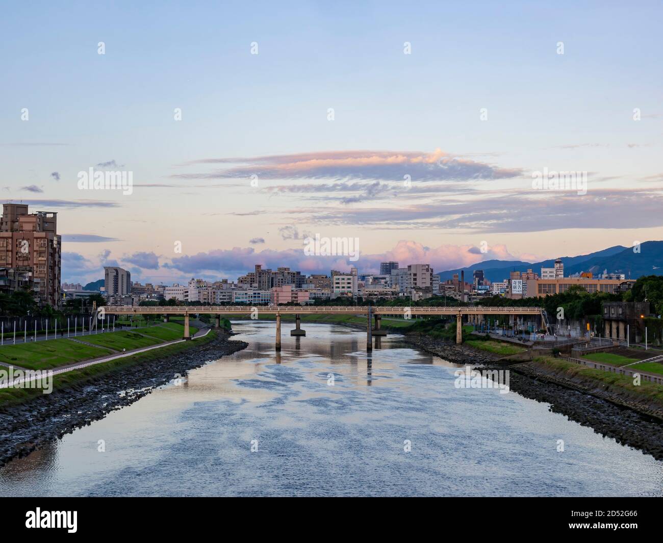 Taipei, 1 SETTEMBRE 2012 - Vista pomeridiana del Fiume Keelung e del paesaggio cittadino Foto Stock