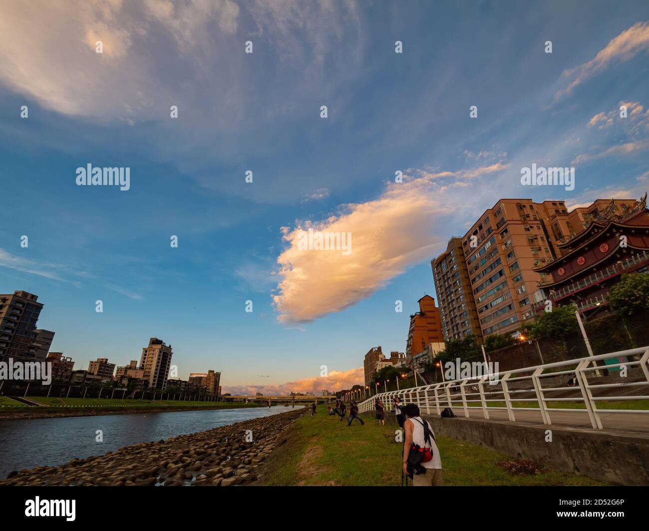 Taipei, 23 LUGLIO 2012 - fotografo in attesa di scattare foto in città Foto Stock