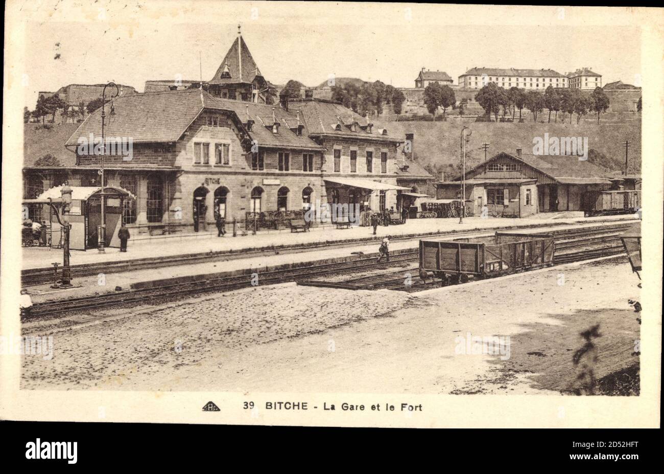 Bitche Moselle, Blick auf den Bahnhof und die Festung, Passanten | usage worldwide Foto Stock