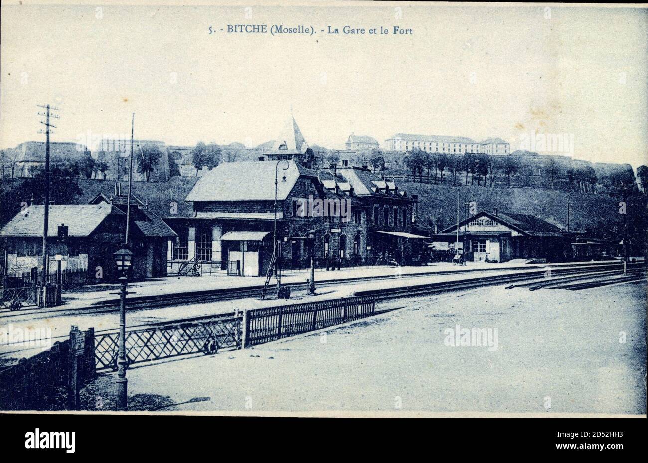 Bitche Moselle, Blick auf den Bahnhof und die Festung, la Gare et le Fort | utilizzo in tutto il mondo Foto Stock