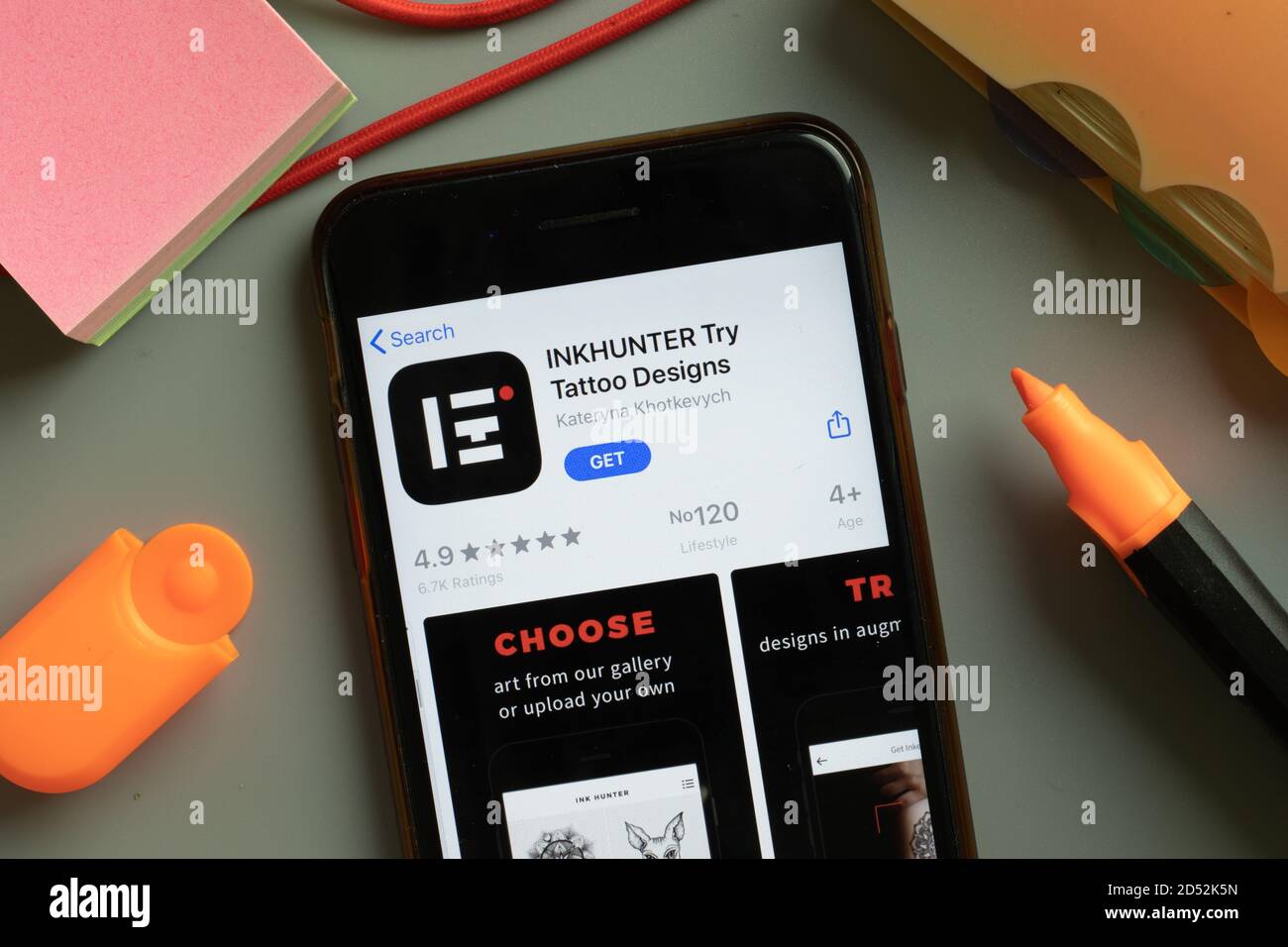 New York, USA - 29 settembre 2020: INKHUNTER TRY Tattoo progetta il logo dell'app mobile sullo schermo del telefono primo piano, editoriale illustrativo Foto Stock