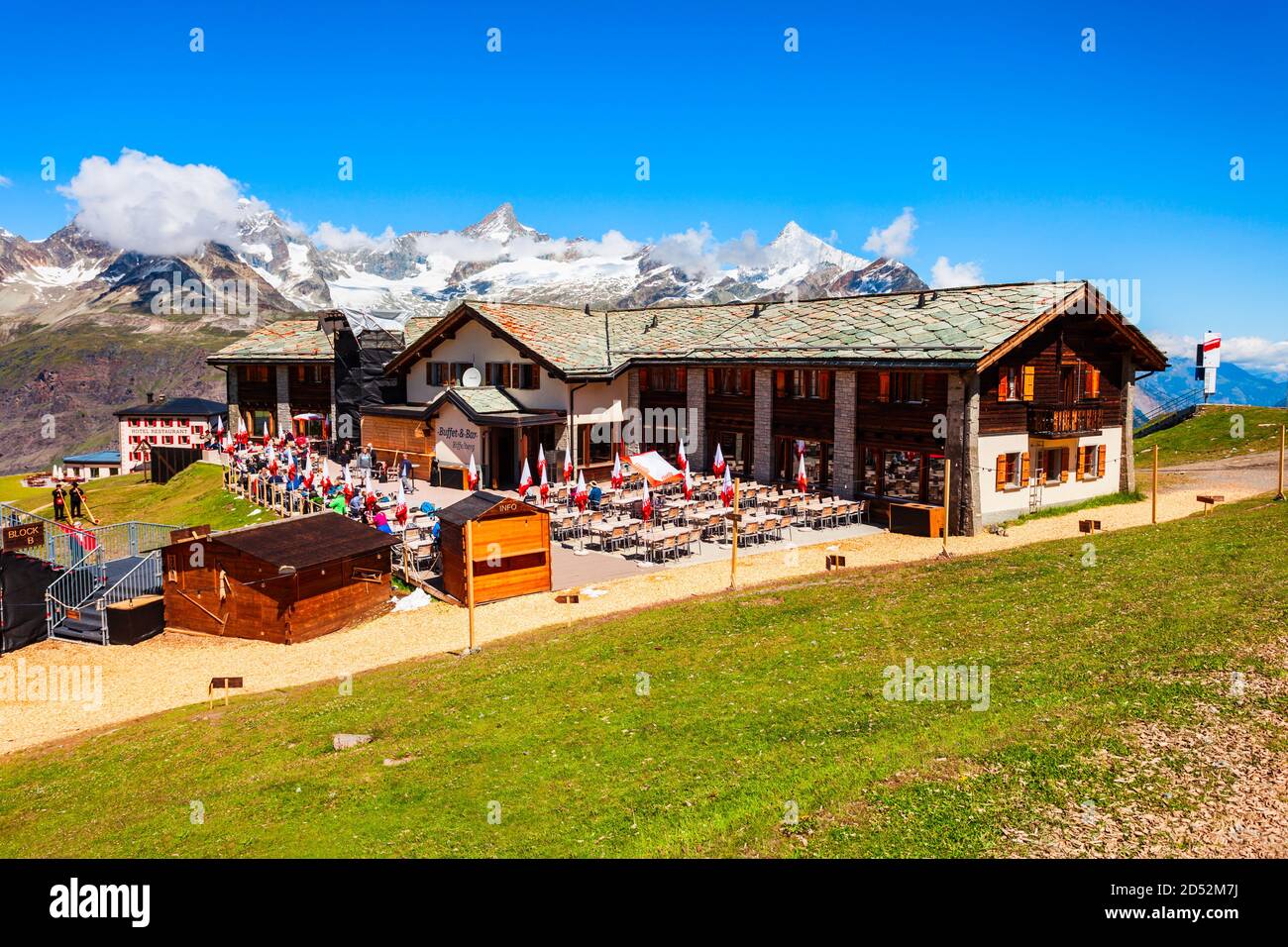 ZERMATT, SVIZZERA - 16 LUGLIO 2019: Stazione della funivia e caffetteria situata vicino alla città di Zermatt, nel Cantone Vallese della Svizzera Foto Stock