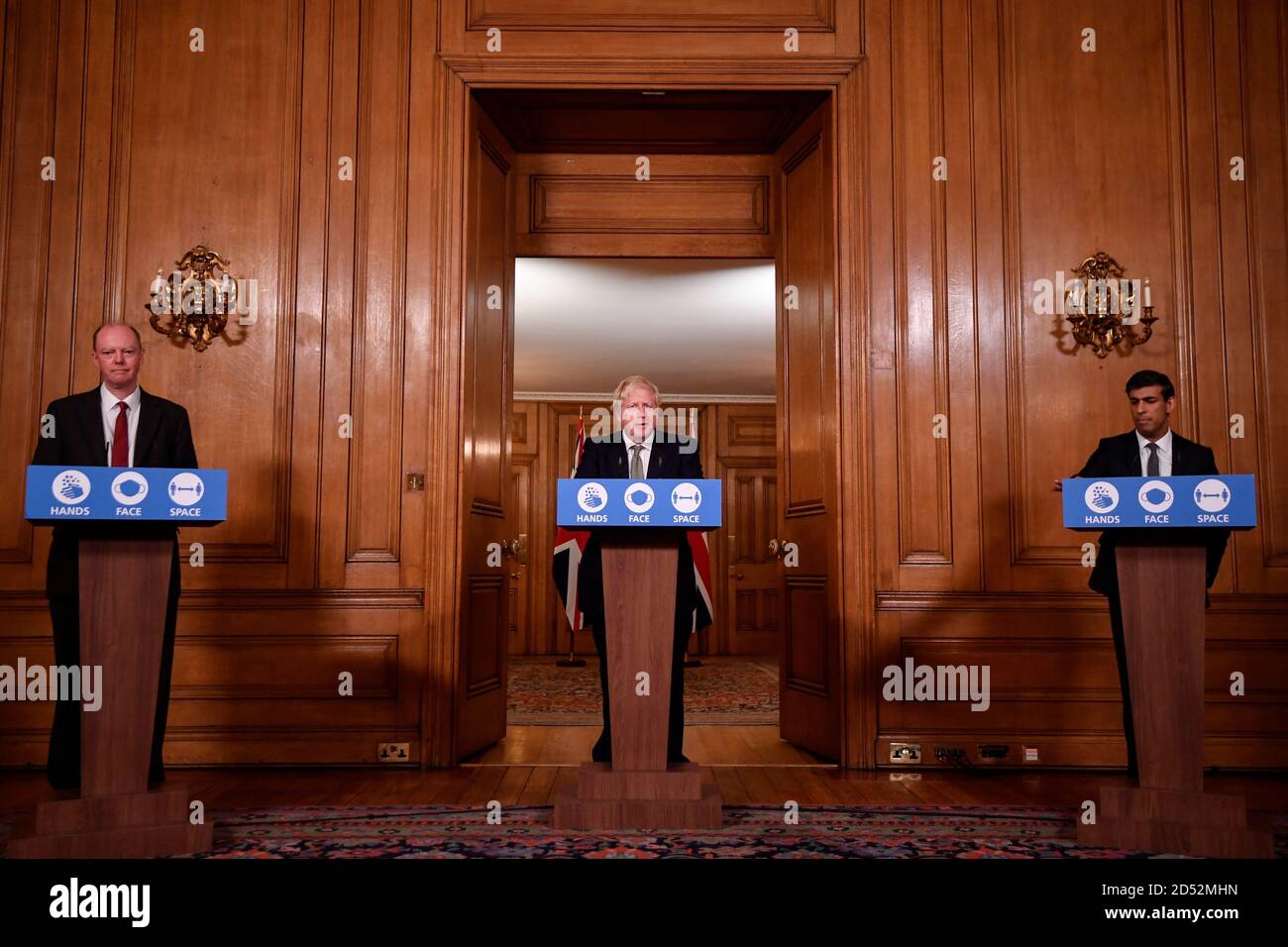 (Da sinistra a destra) il Professor Chris Whitty, primo Ministro Boris Johnson e Cancelliere dello scacchiere Rishi Sunak durante un briefing mediatico a Downing Street, Londra, sul coronavirus (COVID-19). Foto Stock