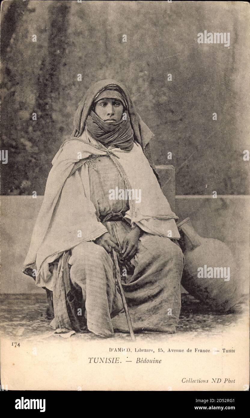 Tunesien, Bédouine, Sitzende Frau in Gewändern, Tonkrug | utilizzo in tutto il mondo Foto Stock