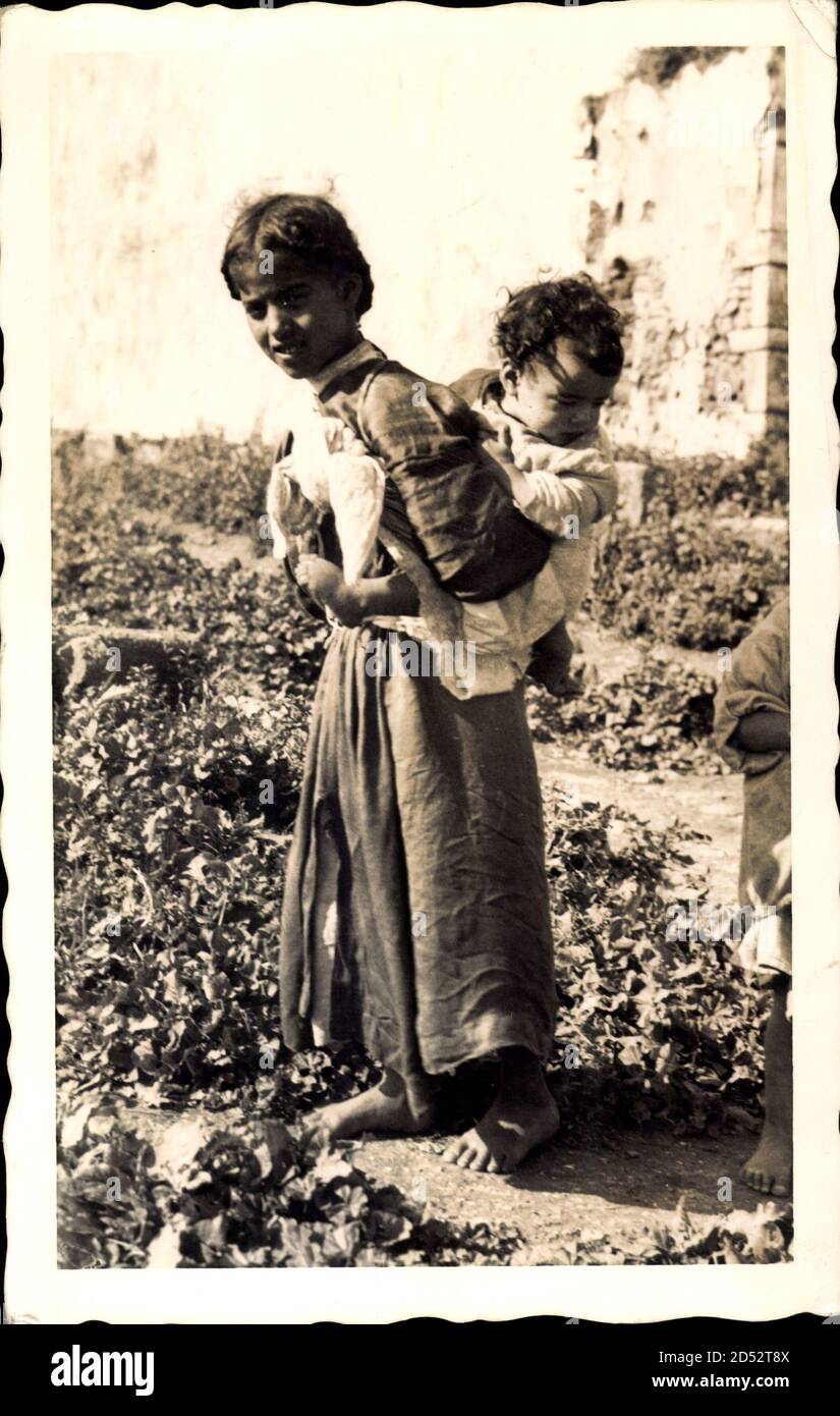 Tanger Marokko, Mädchen mit Kind auf dem Rücken, Marokkanerin | uso in tutto il mondo Foto Stock