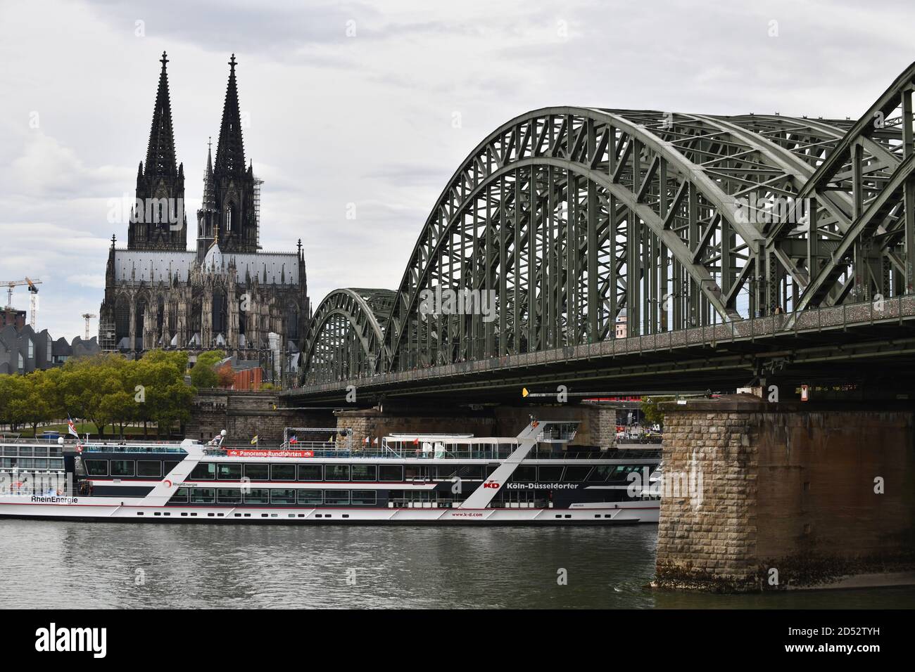 Colonia, Germania, 2020. Il ponte Hohenzollern che attraversa il Reno a Colonia Hohenzollernbrücke Foto Stock