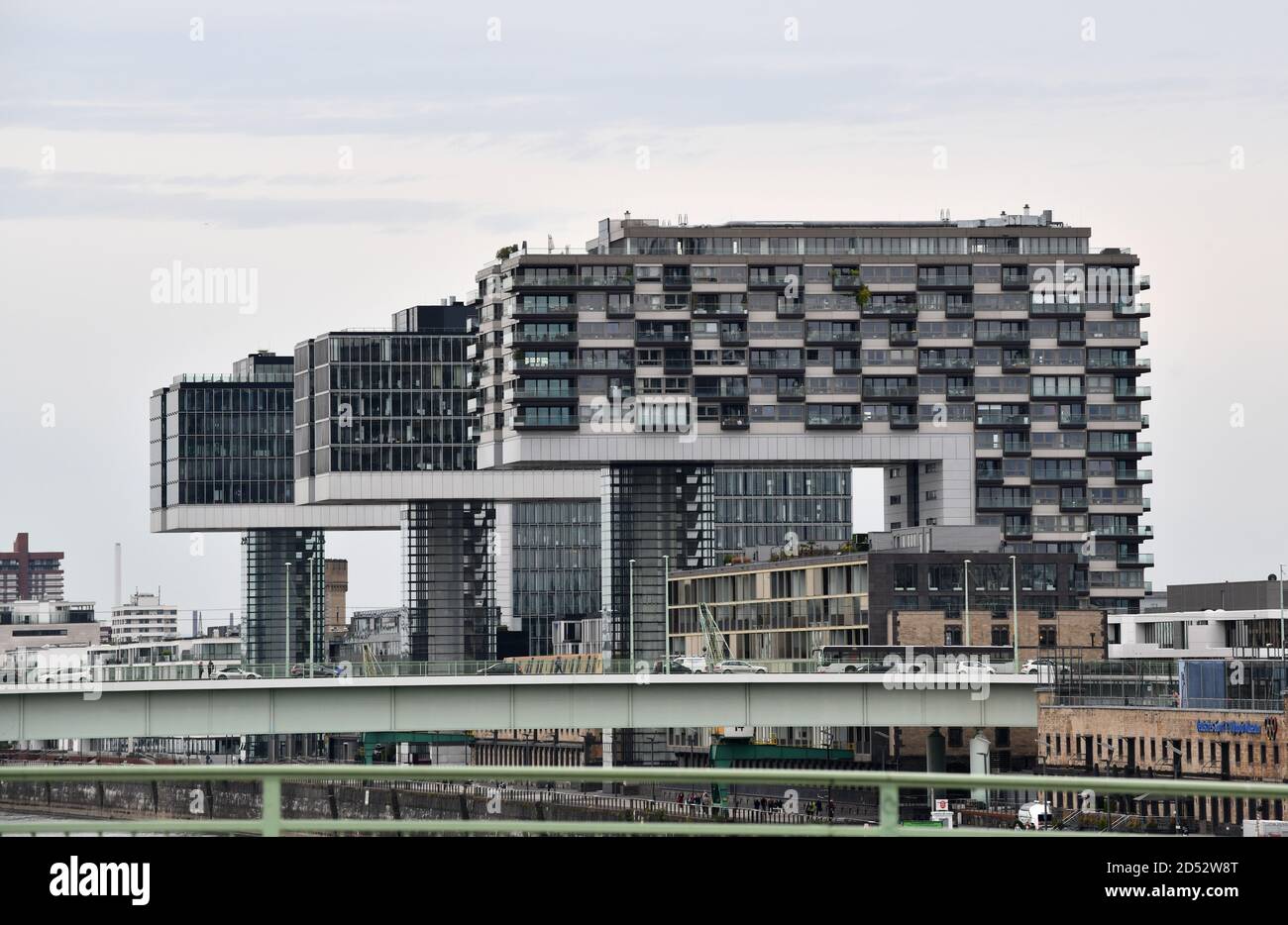 Colonia, Germania, 2020. Appartamenti Kranhaus dall'architettura moderna  con vista sul Reno Foto stock - Alamy