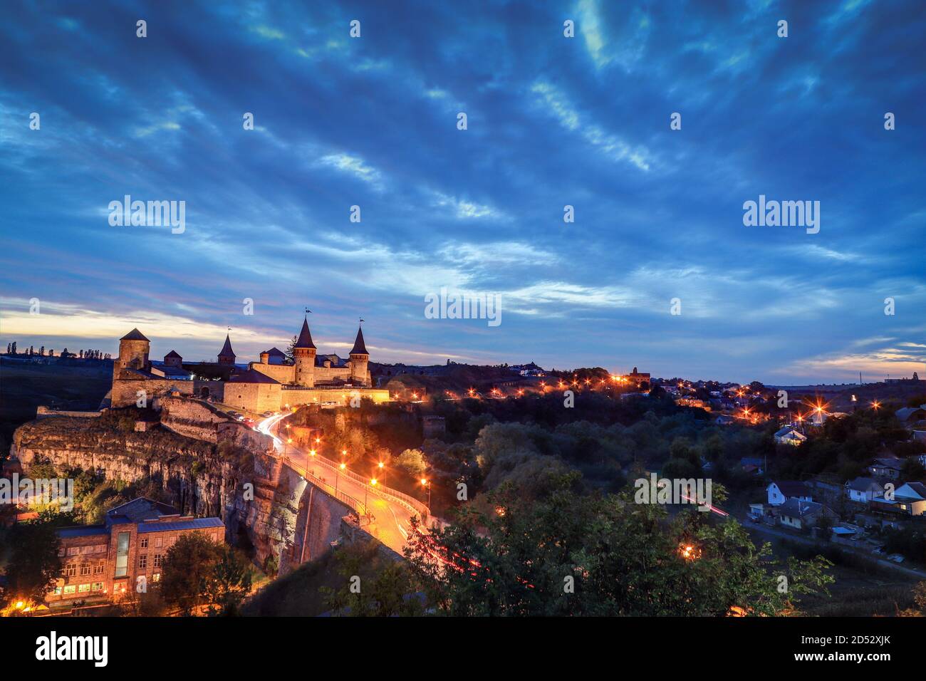 Vista panoramica notturna dell'antico castello fortificato in Kamianets-Podilskyi, Khmelnytskyi Regione, Ucraina. Vecchia сastle foto su una cartolina o copertina. Lungo e Foto Stock