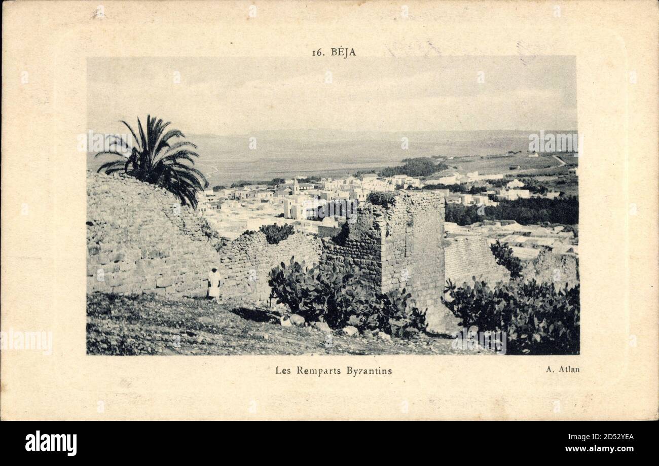 Beja Tunesien, Alte Stadtmauer, Palme, Stadt im Hintergrund, Moschee | utilizzo in tutto il mondo Foto Stock