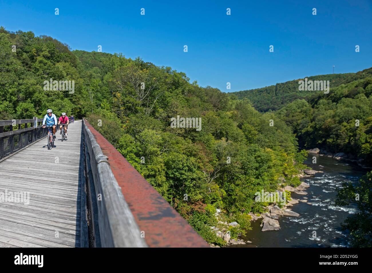 Ohiopyle, Pennsylvania - i ciclisti attraversano un ponte sul fiume Youghiogheny sul Great Allegheny Passage Trail nel Parco Statale di Ohiopyle. il tr Foto Stock