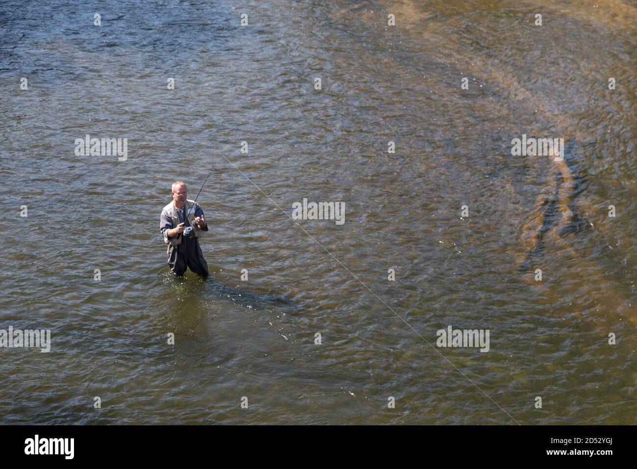Confluenza, Pennsylvania - UN pescatore nel fiume Youghiogheny. Foto Stock