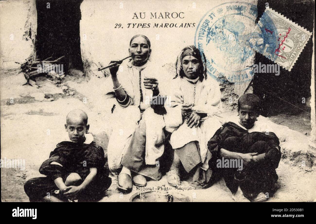 Marokko, tipi Marocains, Sitzende Frau mit Pfeife, Kinder, Maghreb | utilizzo in tutto il mondo Foto Stock