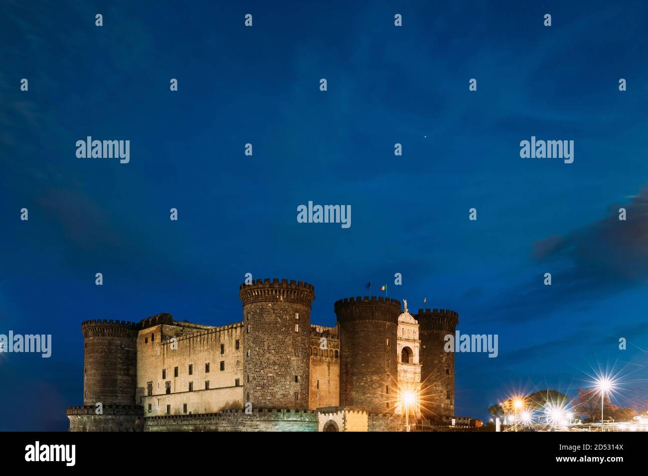 Napoli, Italia. Castel nuovo spesso chiamato maschio Angioino nelle illuminazioni serali o notturne Foto Stock