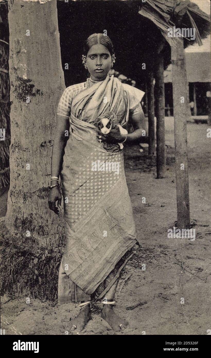 Singapur, Kiling Girl, Inderin in traditionellem Gewand, Hundewelpe | utilizzo in tutto il mondo Foto Stock