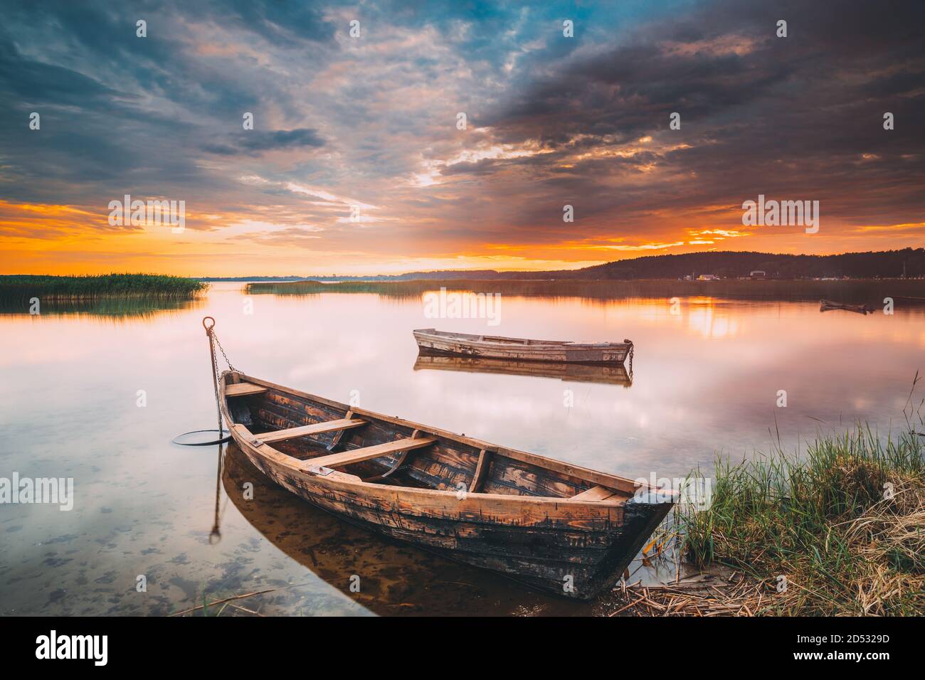 Braslaw o Braslau, Voblast di Vitebsk, Bielorussia. Barca a remi in legno di barche da pesca in bella estate Tramonto sul lago Dryvyaty. Questo è il più grande lago di Foto Stock