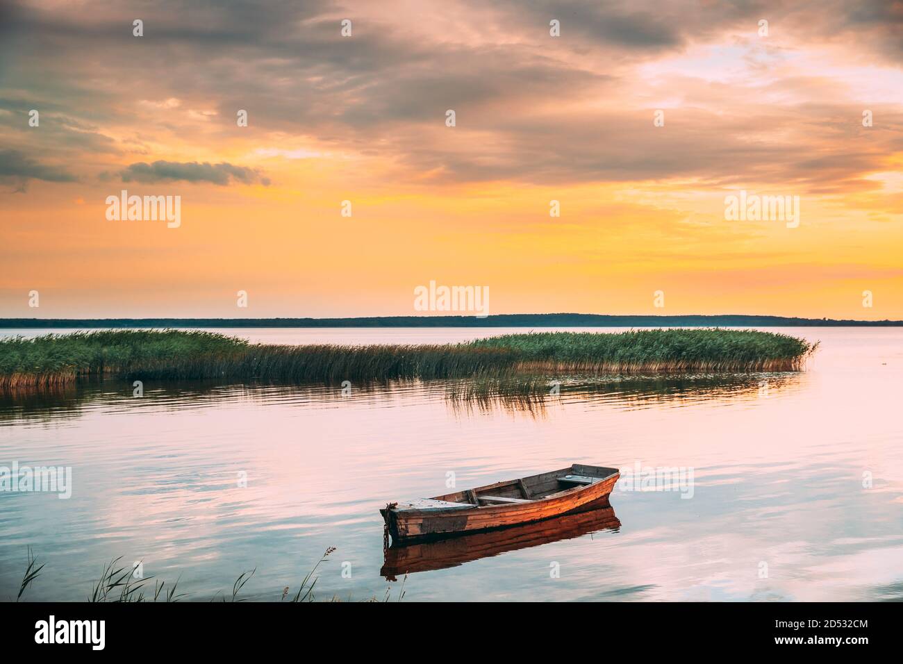 Braslaw o Braslau, Voblast di Vitebsk, Bielorussia. Barca a remi in legno barca da pesca in bella estate Tramonto sul lago Dryvyaty. Questo è il più grande lago di Foto Stock