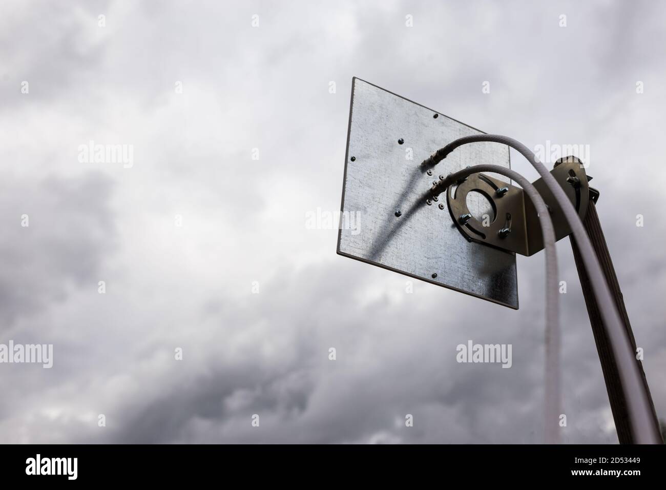 Antenna 4G montata su un palo esterno in mezzo a una tempesta imminente. Foto Stock