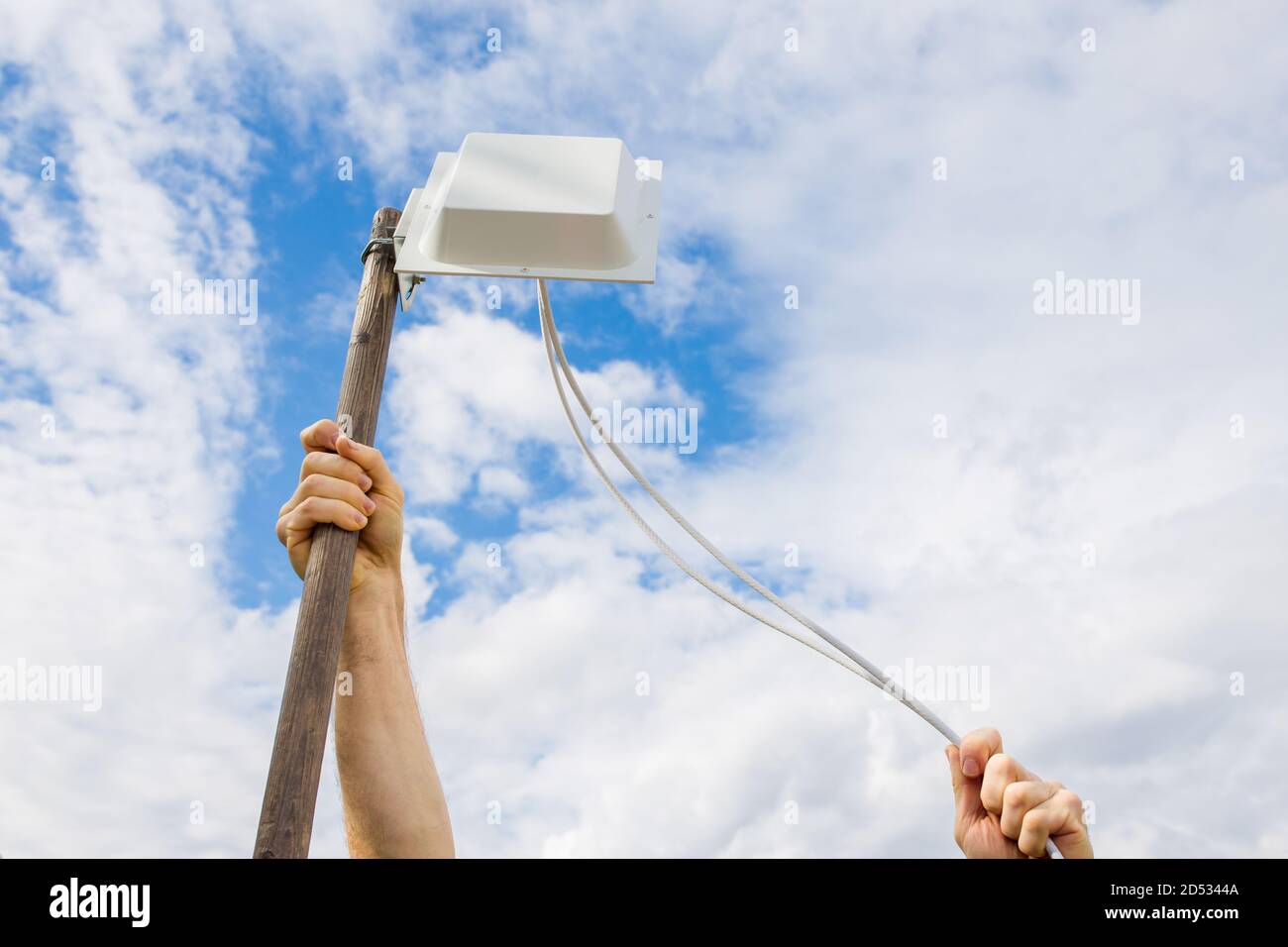 Rafforzamento di Internet 4G in aree remote utilizzando un'antenna. Foto Stock