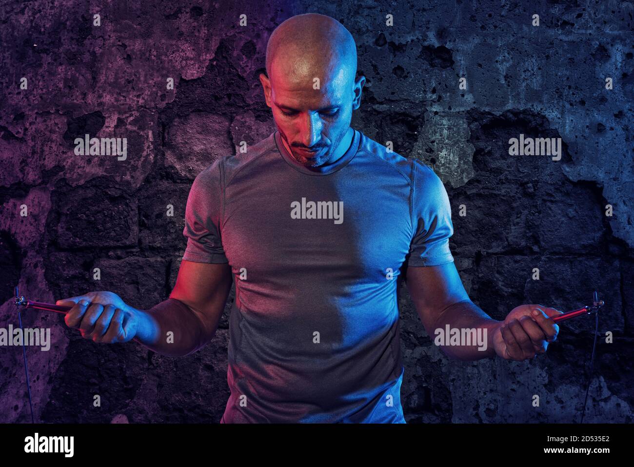 Uomo atletico pronto a riscaldarsi con salti di corda Foto Stock