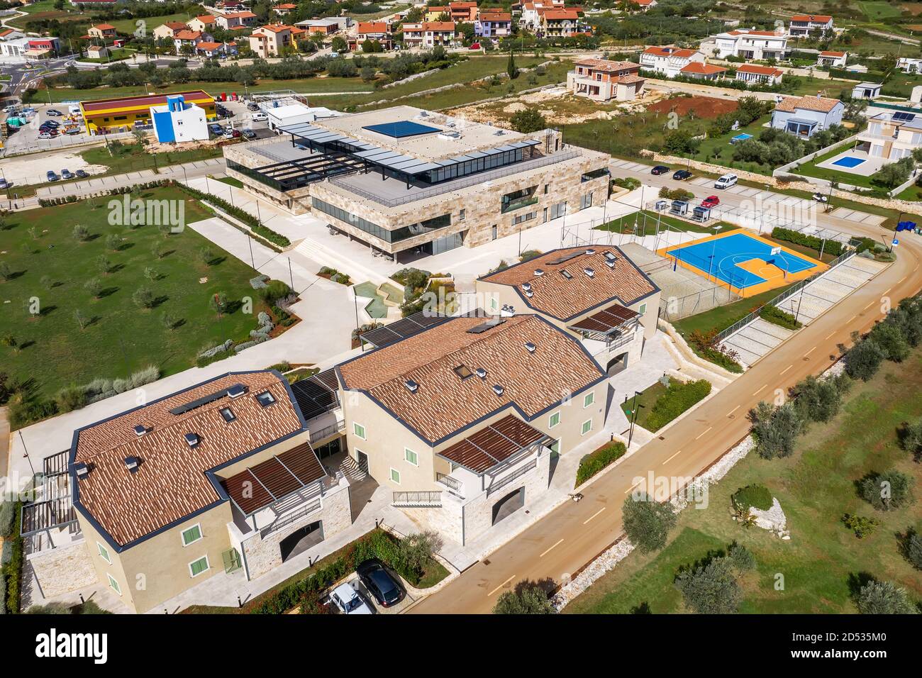 VODNJAN, CROAZIA - 6 OTTOBRE 2020 - il moderno campus della società GLOBALE DI IT Infobip con tutte le strutture di accompagnamento, vista aerea Foto Stock