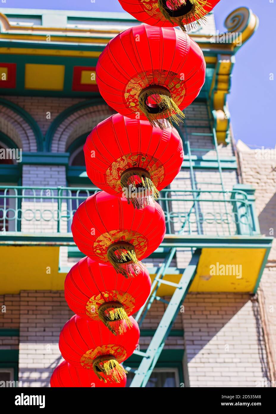 Red e Gold Lanterne si aggirano su una strada a Chinatown, San Francisco, California, Stati Uniti Foto Stock