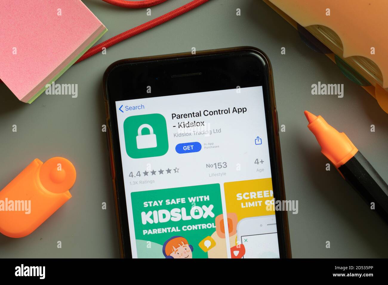 New York, USA - 29 settembre 2020: App di controllo genitori logo Kidslox mobile sullo schermo del telefono primo piano, editoriale illustrativo Foto Stock