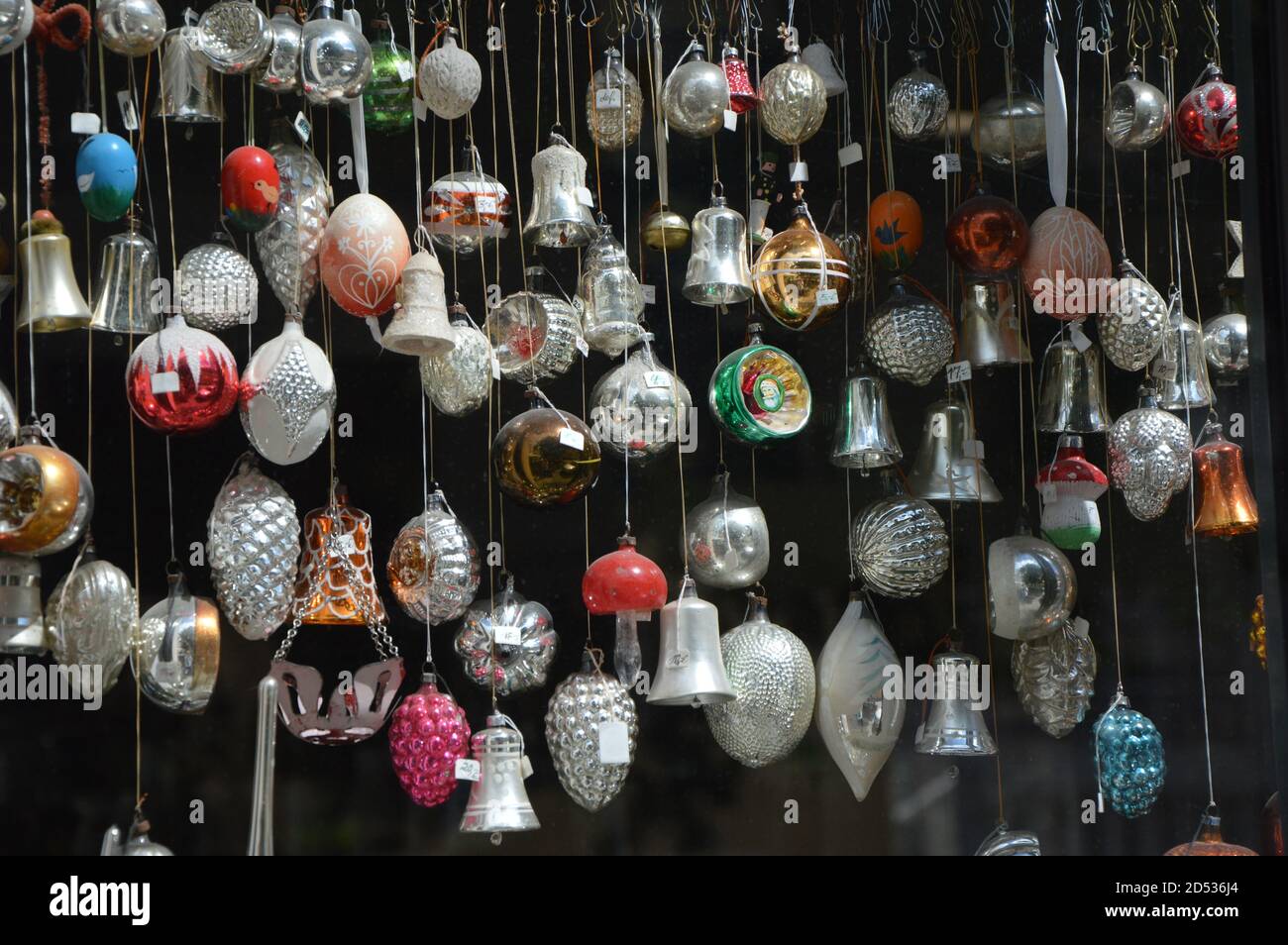 WEIMAR, GERMANIA - 22 giu 2013: Decorazione dell'albero di Natale nella vetrina Foto Stock