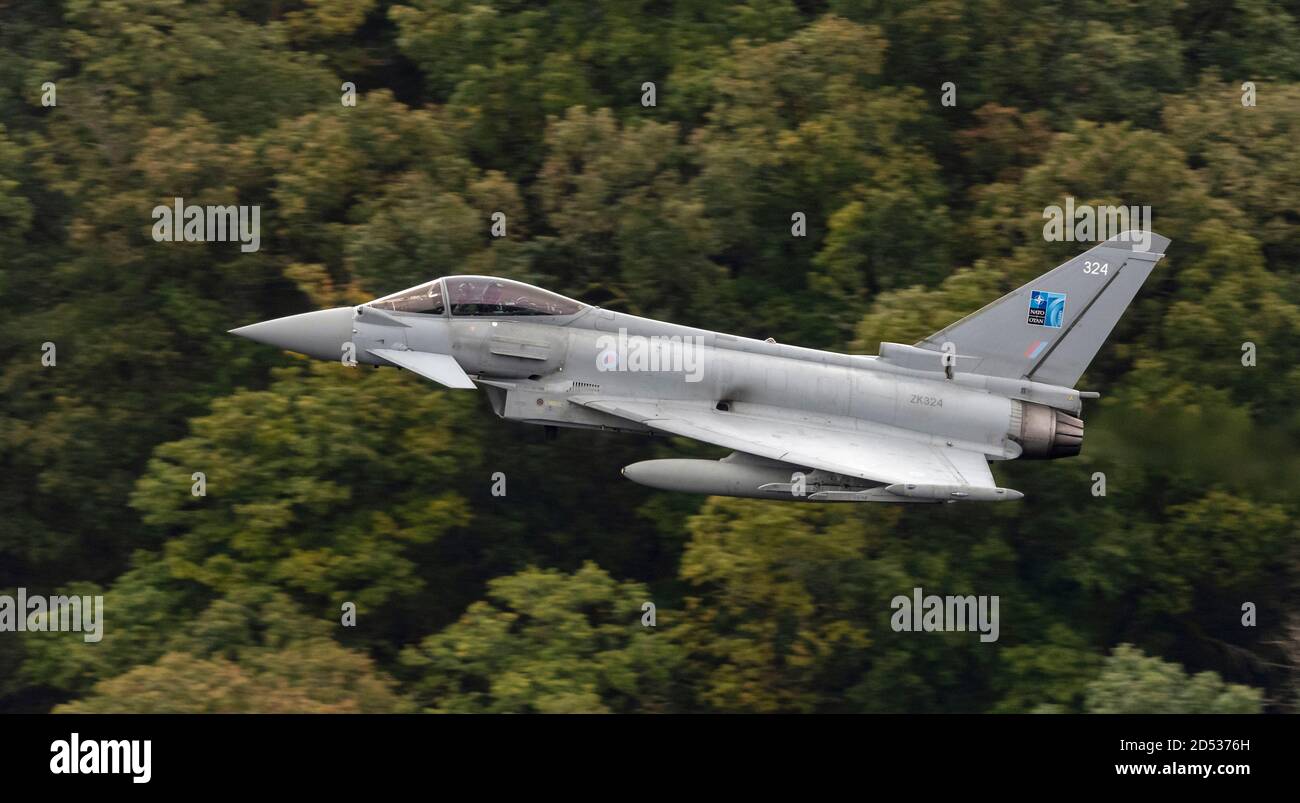 RAF Typhoon ZK324 di RAF Lossiemouth in volo avove di basso livello Thirlmere nel Lake District Foto Stock