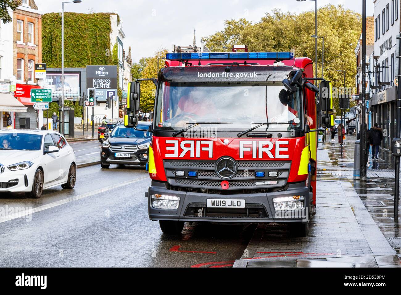 Un motore antincendio a Londra Fire Brigade che partecipa a una scena su Islington High Street all'Angel, Londra, Regno Unito Foto Stock