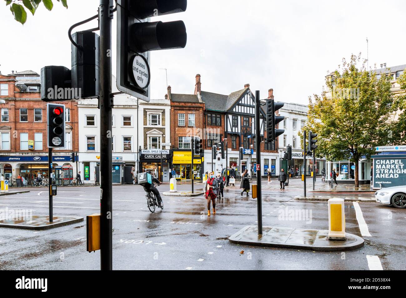 Islington High Street all'Angel in un giorno feriale di ottobre, Londra, Regno Unito Foto Stock