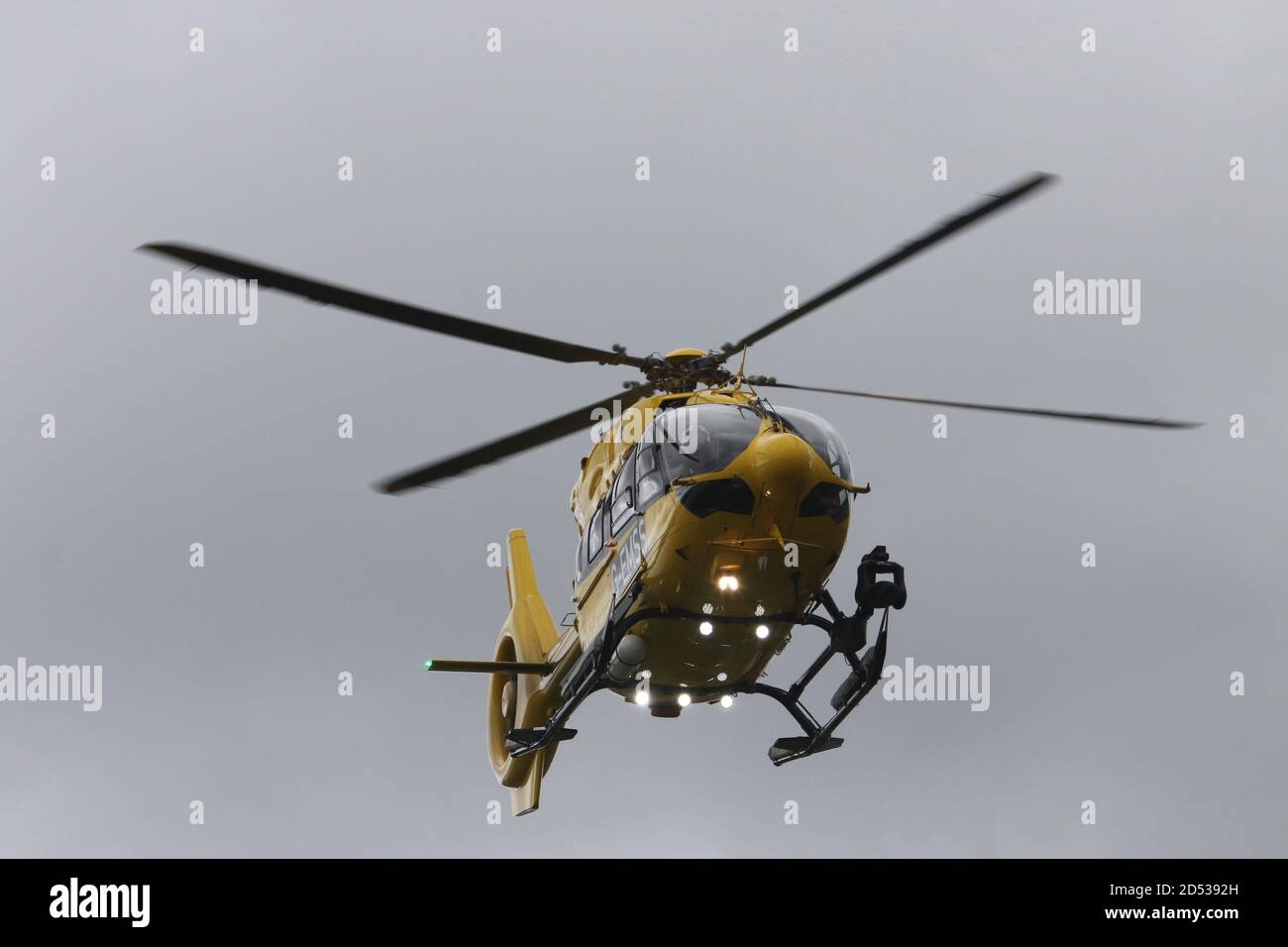 Clydebank, Scozia 23 settembre 2019 Airbus H145 ambulanza aerea al Golden Jubliee Hospital di Clydebank. La flotta Air Ambulance comprende due elicotteri e due aerei ad ala fissa, interamente finanziati dall'NHS. Inoltre, è molto assistita dalla Charity Air Ambulance (SCAA) della Scozia che attualmente fornisce un elicottero aggiuntivo, con raccolta fondi in corso per un secondo aeromobile. In media, l'SCAA risponde a una chiamata di emergenza critica ogni giorno. Essi si affidano esclusivamente a donazioni del pubblico in quanto non ricevono finanziamenti pubblici. Foto Stock