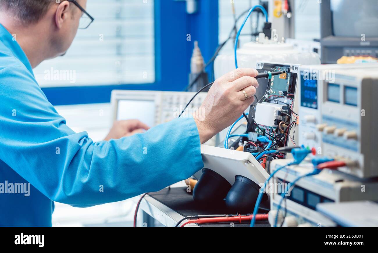 Tecnico dell'elettronica per la risoluzione dei problemi relativi a un prodotto hardware Foto Stock