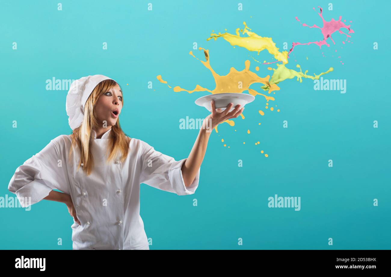 Happy chef prepara una nuova ricetta dolce creativa Foto Stock