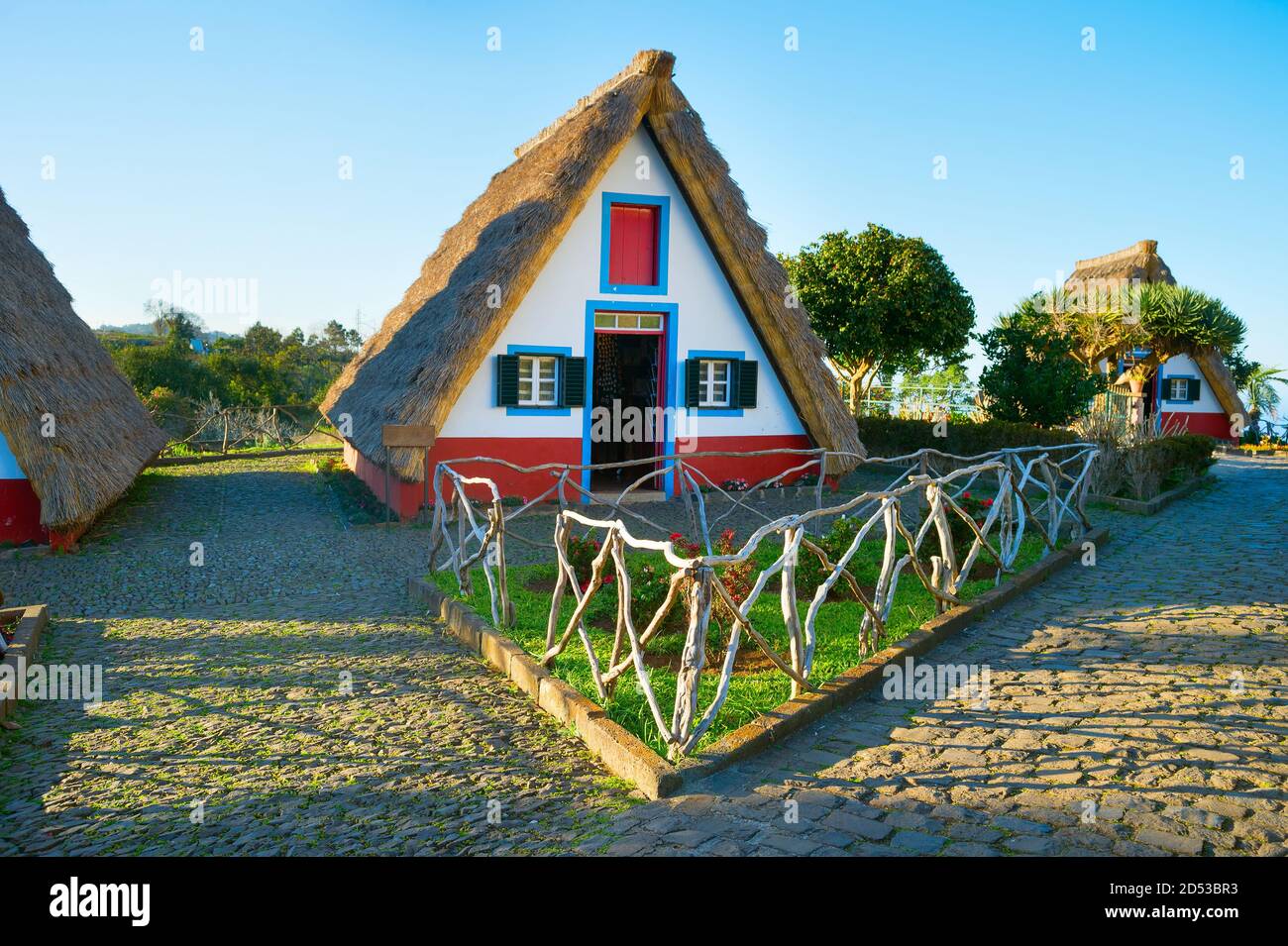 Casa rurale famosa tradizionale a Santana, isola di Madeira, Portogallo. Foto Stock