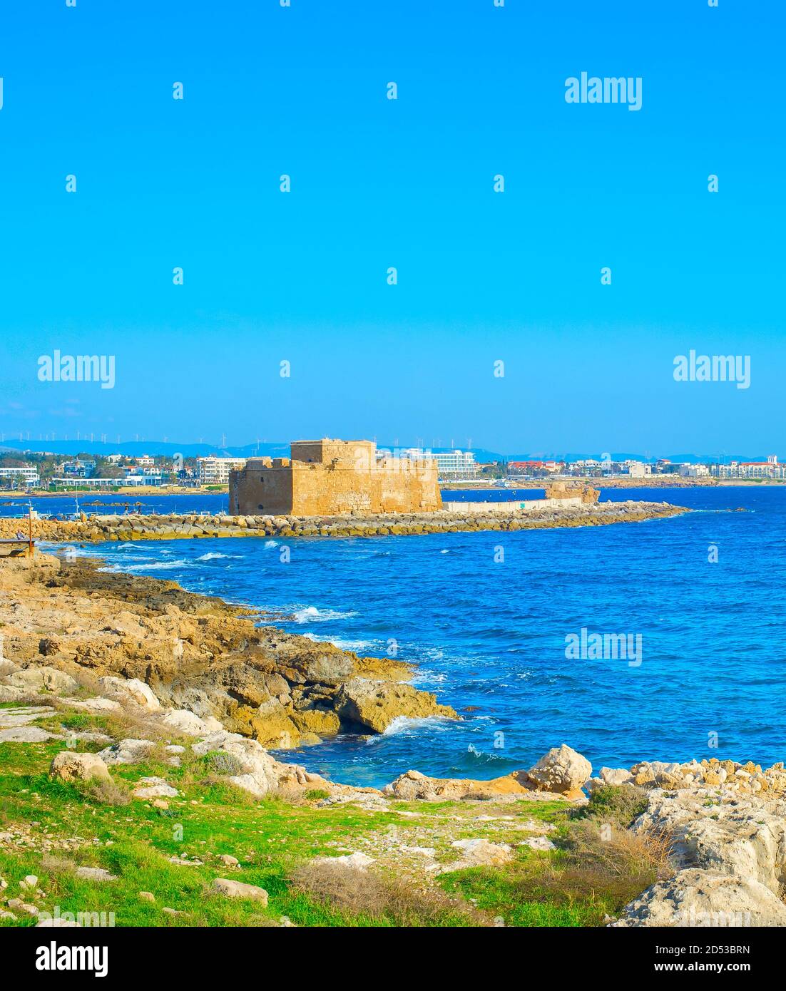 Vista sul Castello di Paphos Harbour. Paphos, Cipro Foto Stock
