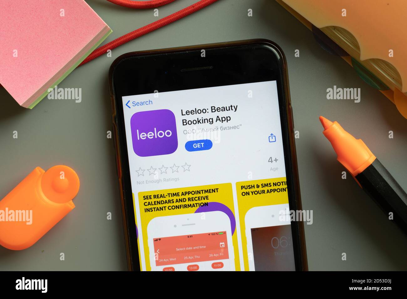 New York, USA - 29 Settembre 2020: Leeloo Beauty Booking logo app mobile su schermo del telefono primo piano, editoriale illustrativo Foto Stock