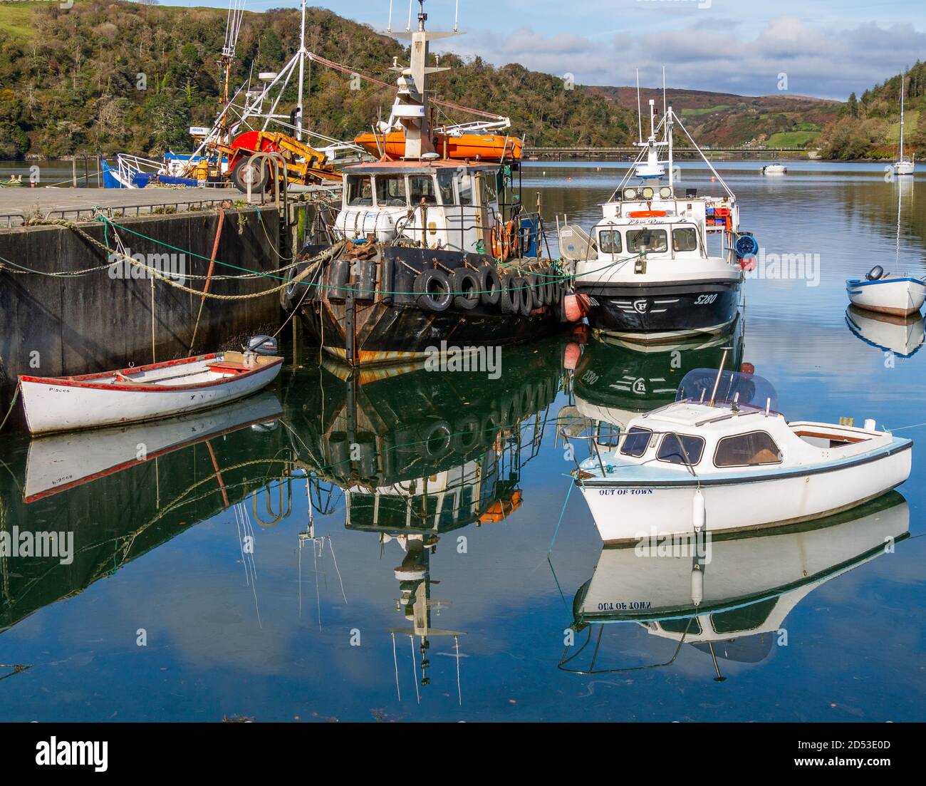 Piccole riflessioni barca in calmo porto o acqua del porto Foto Stock