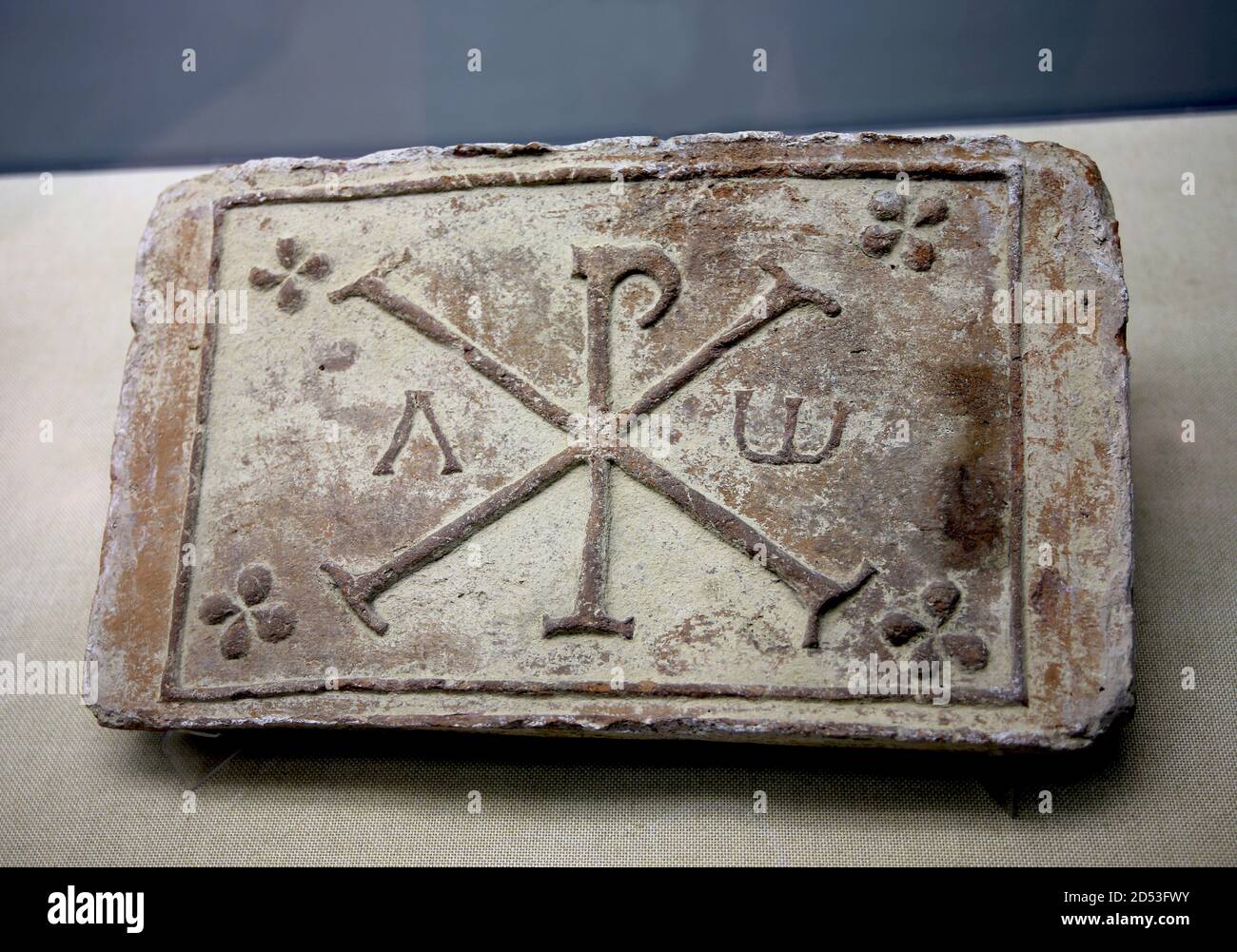 Antico mattone romano. Timbro con il simbolo Chiro e i caratteri Alpha e Omega. Terracotta. iv-v sec. AD. MAC, Barcellona, Spagna Foto Stock