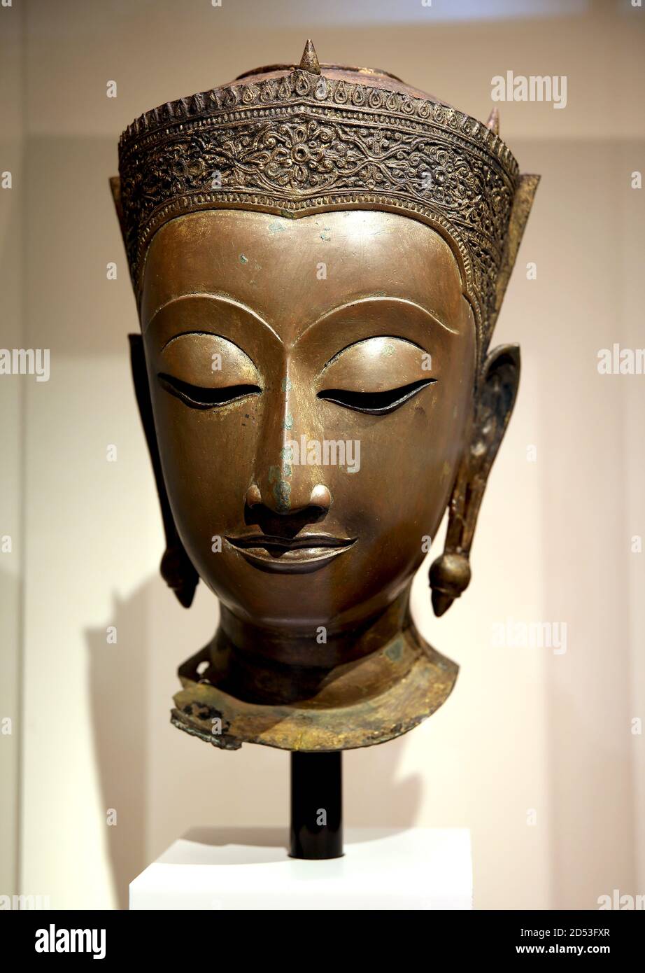 Capo di un Buddha incoronato. 18 ° secolo. Bronzo. Ayutthaya. Arte tailandese Thailandia. Museo delle culture del mondo Barcellona, Catalogna. Spagna. Foto Stock