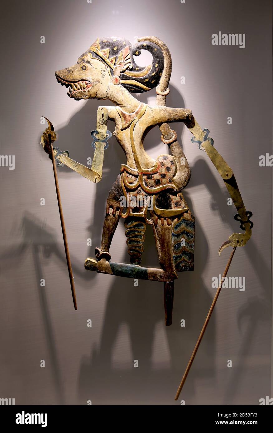 Marionetta d'ombra raffigurante Hanuman (XIX-XX sec.) wayang klitico. Legno verniciato. Isola di Java, Indonesia. Culture del mondo, Barcellona Foto Stock